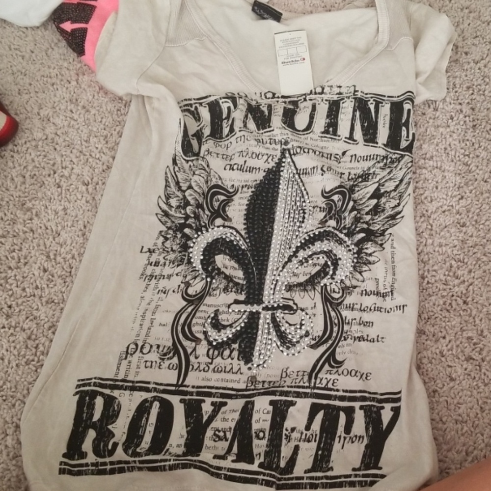 Buckle fleur-de-lis tshirt